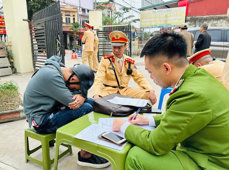 Bắt tài xế lái xe không biển số, có hành vi chống đối tại chốt kiểm tra nồng độ cồn- Ảnh 2. Bắt tài xế lái xe không biển số, có hành vi chống đối tại chốt kiểm tra nồng độ cồn- Ảnh 2.