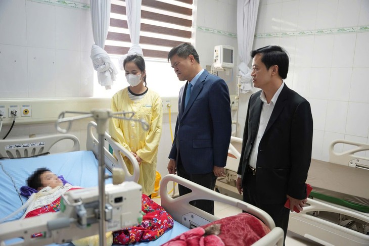 Lãnh đạo tỉnh Quảng Ninh thăm, chúc Tết cán bộ y bác sĩ Bệnh viện Sản nhi - Ảnh 1. Lãnh đạo tỉnh Quảng Ninh thăm, chúc Tết cán bộ y bác sĩ Bệnh viện Sản nhi - Ảnh 1.