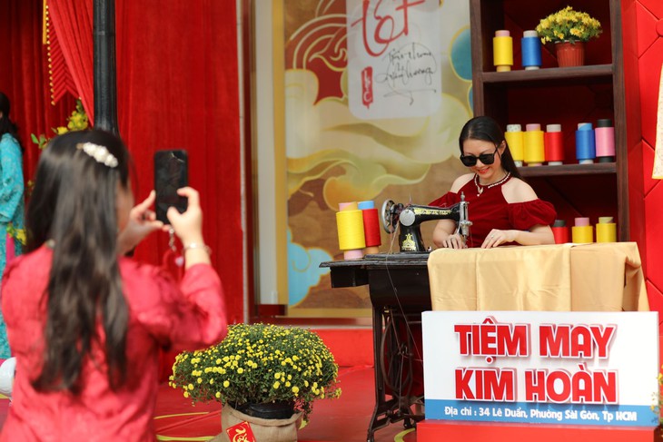 TP Hồ Chí Minh: Người dân, du khách rộn ràng du Xuân trong ngày mùng 3 Tết- Ảnh 8. TP Hồ Chí Minh: Người dân, du khách rộn ràng du Xuân trong ngày mùng 3 Tết- Ảnh 8.