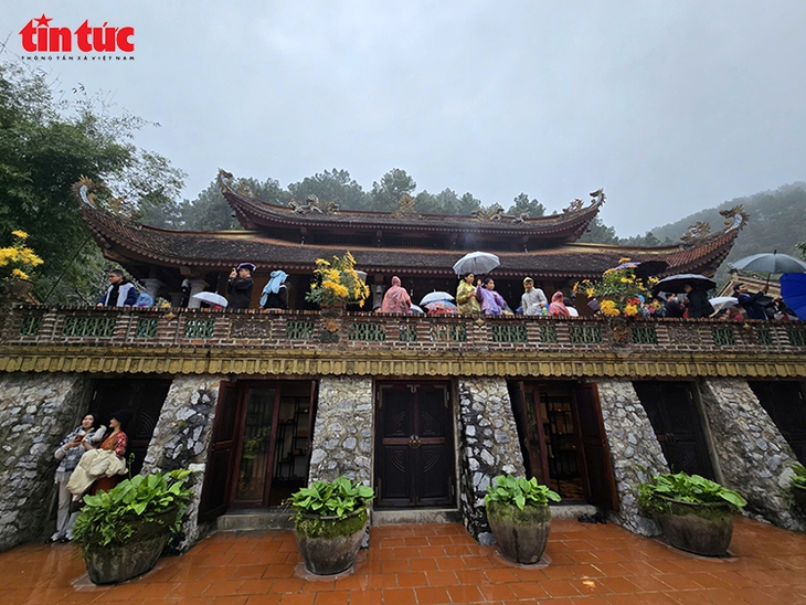 Khách thập phương đội mưa xuân vãn cảnh chùa Địa Tạng Phi Lai- Ảnh 5.
