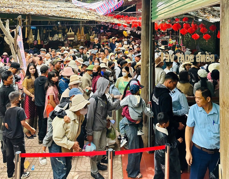 Hàng nghìn du khách đổ về Đắk Lắk đầu năm mới 2026- Ảnh 8. Hàng nghìn du khách đổ về Đắk Lắk đầu năm mới 2026- Ảnh 8.