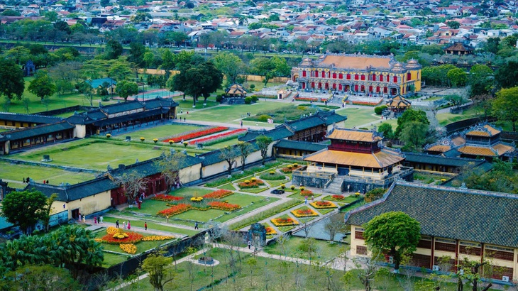 Di sản Huế 'khoác áo xuân' lộng lẫy, du khách quốc tế nườm nượp đổ về- Ảnh 1.