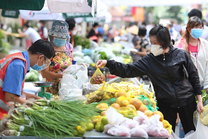 Thị trường hàng hoá mùng 3 Tết: Nguồn cung dồi dào, giá cả ổn định- Ảnh 1.