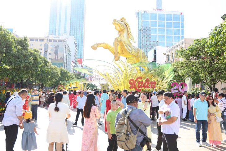 TP Hồ Chí Minh: Người dân, du khách rộn ràng du Xuân trong ngày mùng 3 Tết- Ảnh 6. TP Hồ Chí Minh: Người dân, du khách rộn ràng du Xuân trong ngày mùng 3 Tết- Ảnh 6.