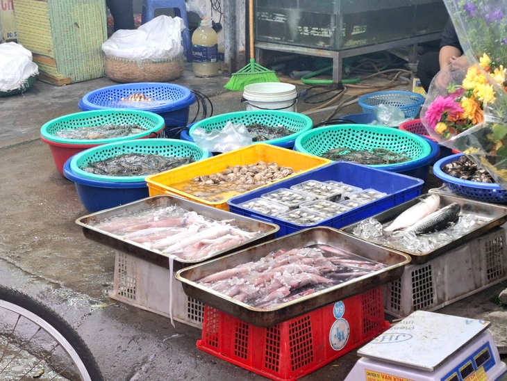 Người bán 'bật mí' nguyên nhân bất ngờ giá tôm tươi tăng trước Tết- Ảnh 2.