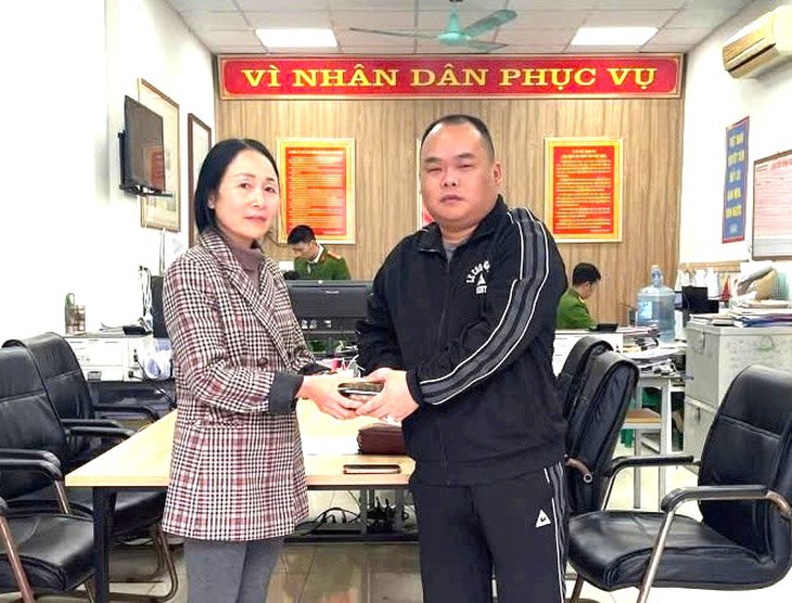 Nhặt được 2 cây vàng cùng nhiều tài sản, người đàn ông Hải Phòng vội trình báo công an- Ảnh 1. Nhặt được 2 cây vàng cùng nhiều tài sản, người đàn ông Hải Phòng vội trình báo công an- Ảnh 1.