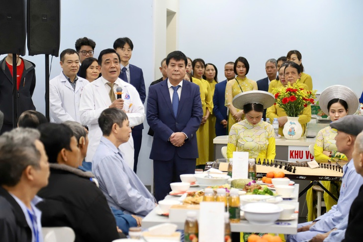 Ấm lòng bữa cơm trao yêu thương tới bệnh nhân ung thư nhân ngày sát Tết- Ảnh 1.