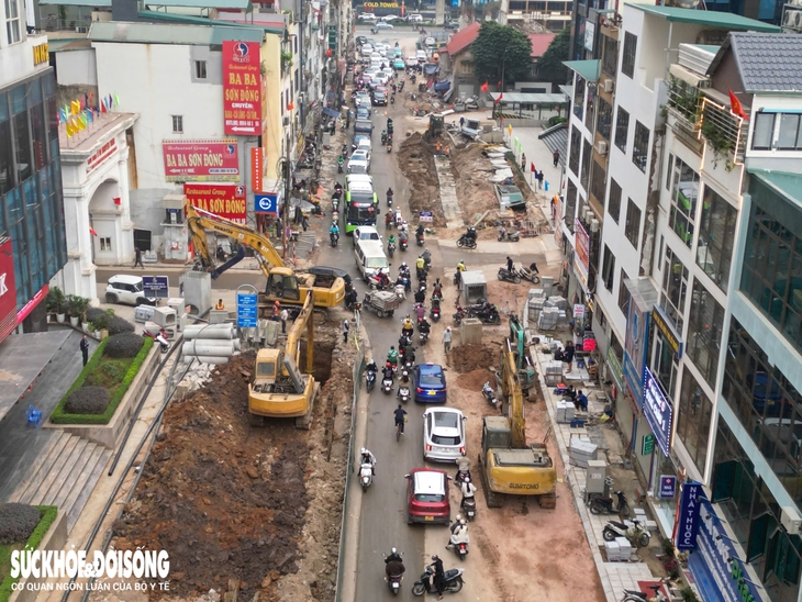 Thi công mở rộng đường Nguyễn Tuân kéo dài, cuộc sống người dân đảo lộn- Ảnh 2. Thi công mở rộng đường Nguyễn Tuân kéo dài, cuộc sống người dân đảo lộn- Ảnh 2.