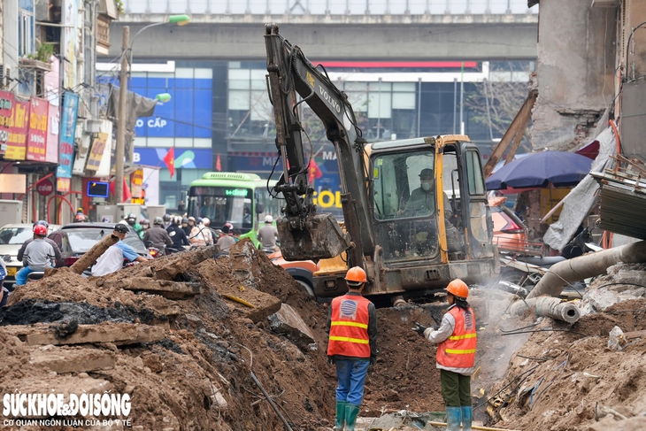 Thi công mở rộng đường Nguyễn Tuân kéo dài, cuộc sống người dân đảo lộn- Ảnh 4. Thi công mở rộng đường Nguyễn Tuân kéo dài, cuộc sống người dân đảo lộn- Ảnh 4.