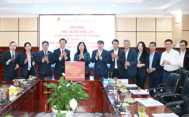Bộ trưởng Đào Hồng Lan thăm, chúc Tết thầy trò ĐH Y Dược TPHCM- Ảnh 4. Bộ trưởng Đào Hồng Lan thăm, chúc Tết thầy trò ĐH Y Dược TPHCM- Ảnh 4.