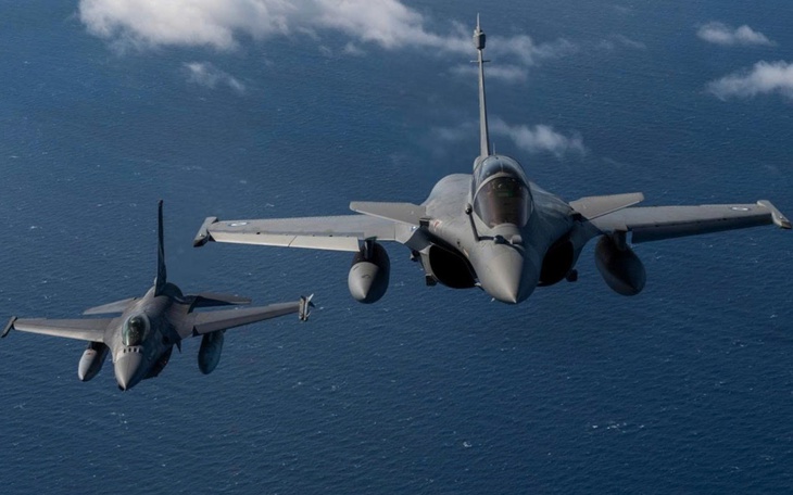 Rafale Pháp đối đầu Su-35 Nga: Cuộc so tài giữa công nghệ hiện đại và sức mạnh cơ động