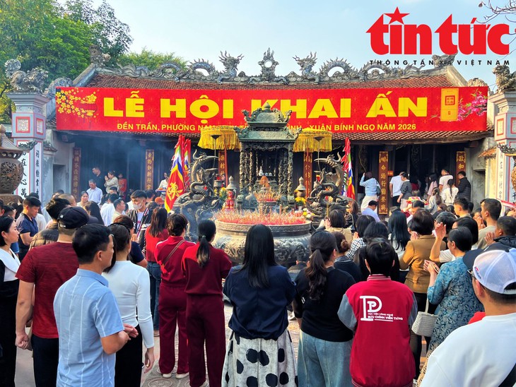Người dân nô nức chiêm bái Đền Trần Nam Định dịp đầu năm- Ảnh 2.