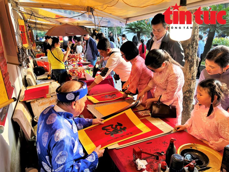 Người dân nô nức chiêm bái Đền Trần Nam Định dịp đầu năm- Ảnh 6.