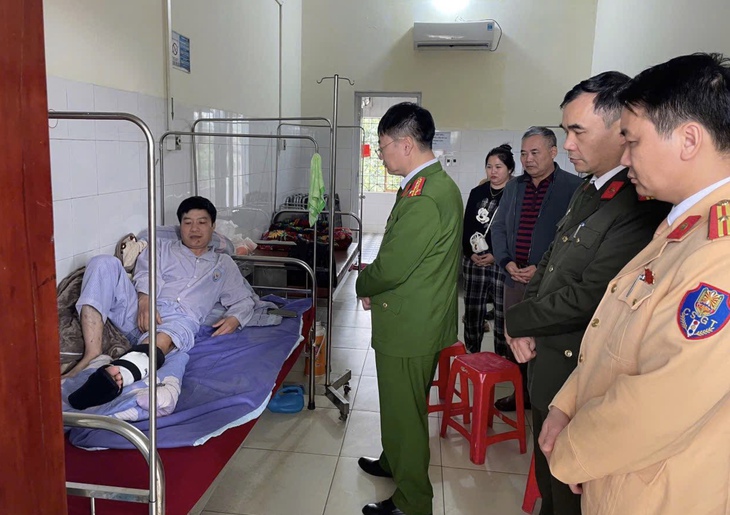 Tài xế có nồng độ cồn kéo lê cán bộ CSGT gần 500m để trốn kiểm tra- Ảnh 1. Tài xế có nồng độ cồn kéo lê cán bộ CSGT gần 500m để trốn kiểm tra- Ảnh 1.