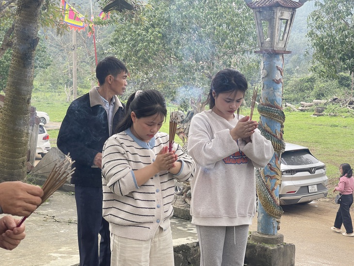 Du khách chiêm bái ngôi đền 600 năm tuổi thờ Bà Chúa Lộc- Ảnh 7.