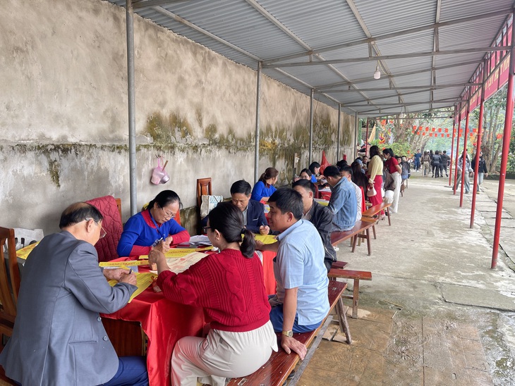 Du khách chiêm bái ngôi đền 600 năm tuổi thờ Bà Chúa Lộc- Ảnh 9.