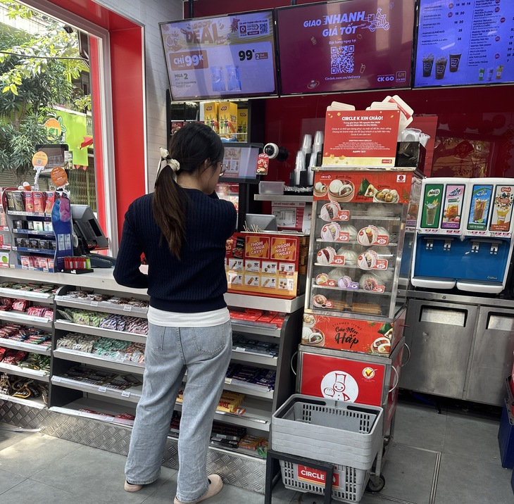 Nhiều cửa hàng, siêu thị mở cửa, quán ăn và cà phê 'hút khách'- Ảnh 5.