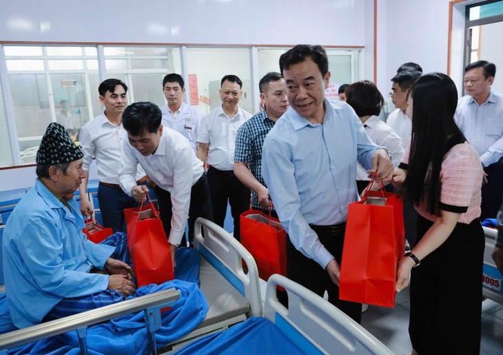 Tết không nghỉ trong phòng chạy thận- Ảnh 1.