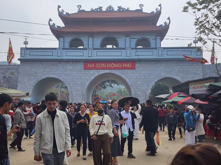 Du khách lên rừng, xuống biển cầu may đầu năm- Ảnh 1.