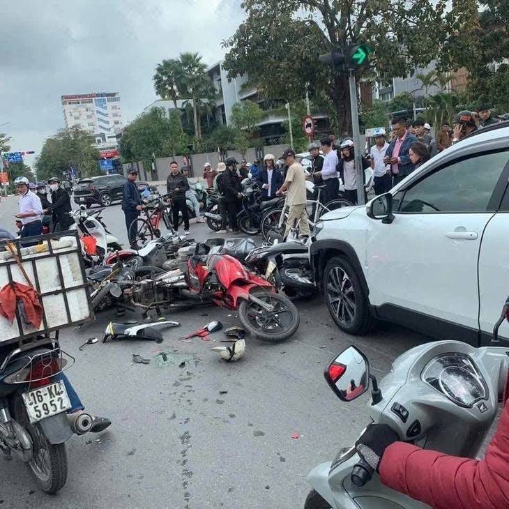 Hải Phòng: "Xe điên" gây tai nạn liên hoàn, một em nhỏ bị bánh xe chèn qua- Ảnh 3. Hải Phòng: "Xe điên" gây tai nạn liên hoàn, một em nhỏ bị bánh xe chèn qua- Ảnh 3.