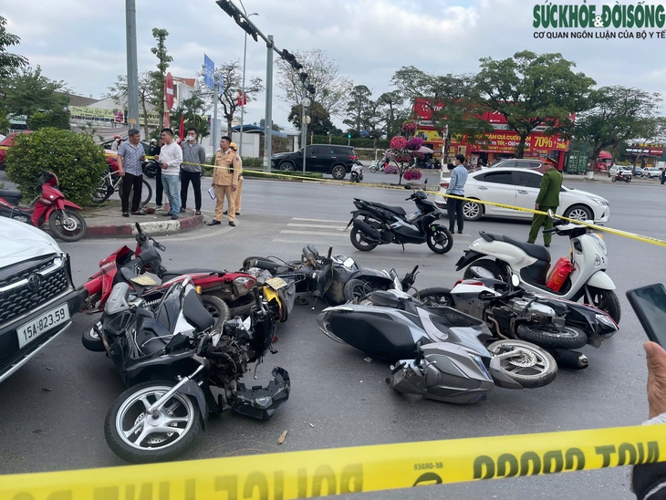 Hải Phòng: "Xe điên" gây tai nạn liên hoàn, một em nhỏ bị bánh xe chèn qua- Ảnh 2. Hải Phòng: "Xe điên" gây tai nạn liên hoàn, một em nhỏ bị bánh xe chèn qua- Ảnh 2.
