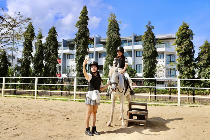 Du khách xếp hàng chờ cưỡi ngựa cầu may Tết Bính Ngọ- Ảnh 10. Du khách xếp hàng chờ cưỡi ngựa cầu may Tết Bính Ngọ- Ảnh 10.