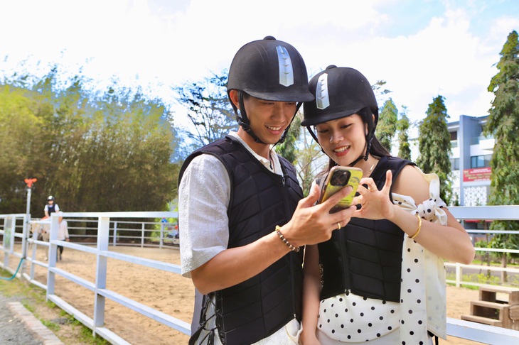 Du khách xếp hàng chờ cưỡi ngựa cầu may Tết Bính Ngọ- Ảnh 9. Du khách xếp hàng chờ cưỡi ngựa cầu may Tết Bính Ngọ- Ảnh 9.