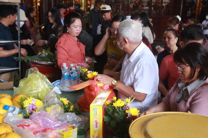 Người dân nô nức về Phủ Dầy ở Ninh Bình cầu may đầu xuân- Ảnh 3.