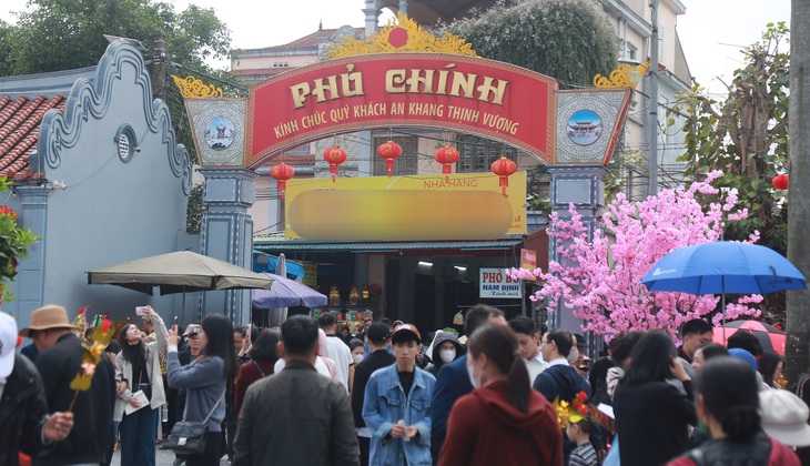 Người dân nô nức về Phủ Dầy ở Ninh Bình cầu may đầu xuân- Ảnh 1.