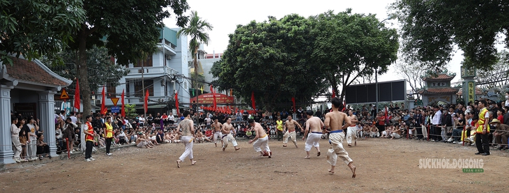 Hà Nội: Trai làng Thúy Lĩnh mình trần quyết liệt giữ cầu ngày Xuân- Ảnh 1. Hà Nội: Trai làng Thúy Lĩnh mình trần quyết liệt giữ cầu ngày Xuân- Ảnh 1.