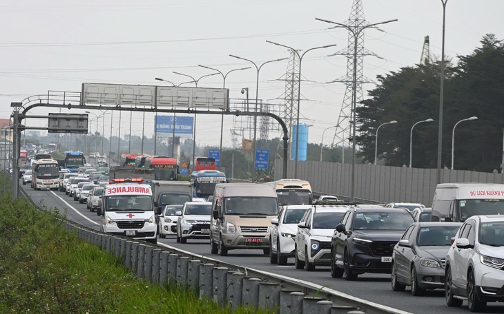 Thủ tướng: Không để xảy ra ùn tắc kéo dài trên các tuyến đường vào trung tâm Hà Nội và TP.HCM- Ảnh 2.