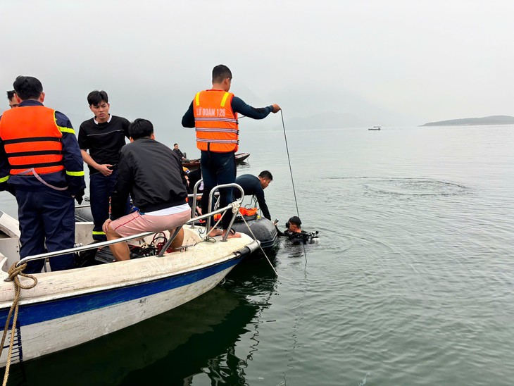 Video hơn 500 người cùng xuồng máy, môtô nước... tìm kiếm nạn nhân vụ lật tàu ở hồ Thác Bà- Ảnh 4. Video hơn 500 người cùng xuồng máy, môtô nước... tìm kiếm nạn nhân vụ lật tàu ở hồ Thác Bà- Ảnh 4.