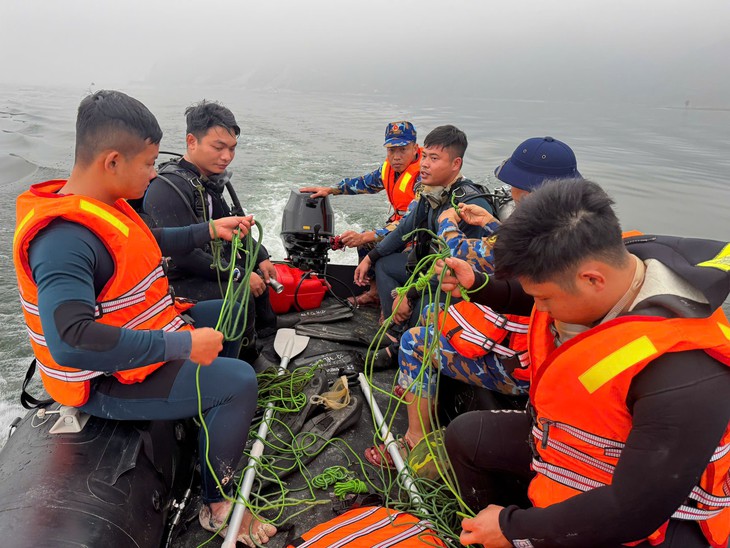 Video hơn 500 người cùng xuồng máy, môtô nước... tìm kiếm nạn nhân vụ lật tàu ở hồ Thác Bà- Ảnh 5. Video hơn 500 người cùng xuồng máy, môtô nước... tìm kiếm nạn nhân vụ lật tàu ở hồ Thác Bà- Ảnh 5.