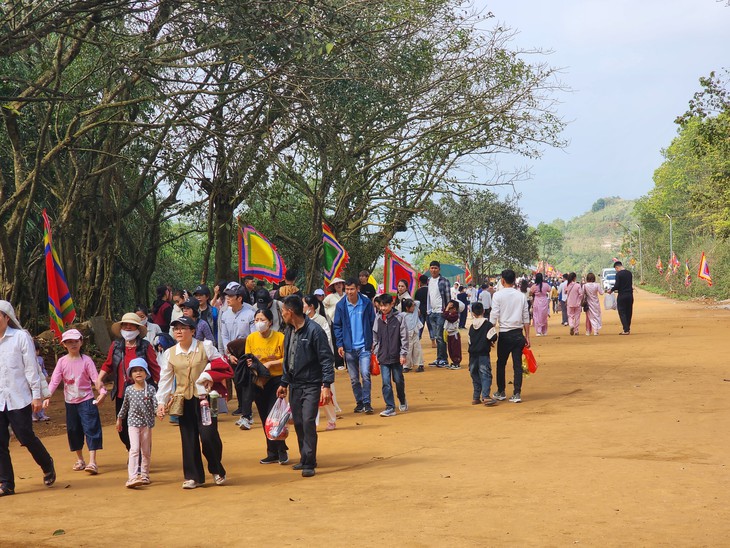 ‘Huyệt đạo’ thiêng trên đỉnh Ngàn Nưa khoác lên mình diện mạo mới- Ảnh 2. ‘Huyệt đạo’ thiêng trên đỉnh Ngàn Nưa khoác lên mình diện mạo mới- Ảnh 2.