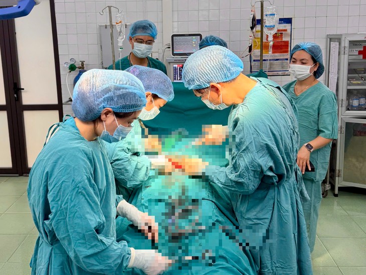 Hai nữ điều dưỡng hiến máu cứu sống thai phụ nguy kịch- Ảnh 1.