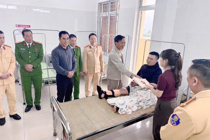 Không chấp hành hiệu lệnh, nam thanh niên chở pháo lao xe vào CSGT- Ảnh 1.