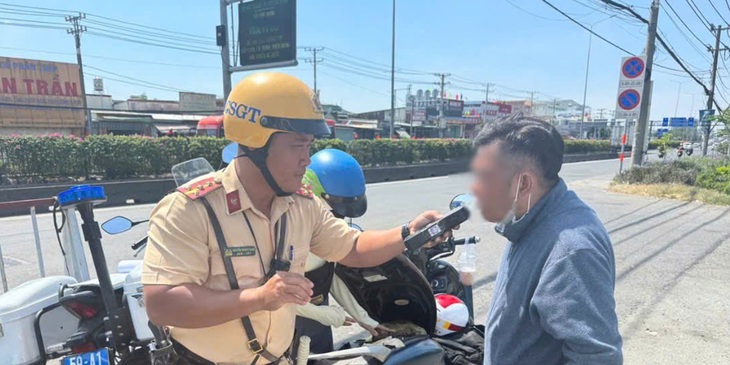 TPHCM giảm mạnh tai nạn giao thông dịp Tết, xử lý quyết liệt vi phạm nồng độ cồn- Ảnh 1. TPHCM giảm mạnh tai nạn giao thông dịp Tết, xử lý quyết liệt vi phạm nồng độ cồn- Ảnh 1.