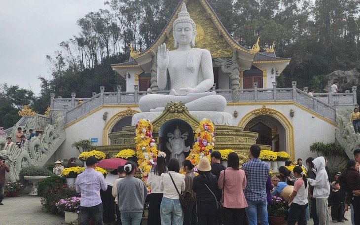 Xin lộc đầu năm ở ngôi chùa nơi tiếng chuông hòa cùng sóng biển- Ảnh 8.