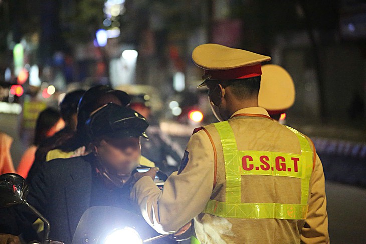 Trong ngày đầu tiên đi làm sau kỳ nghỉ Tết, lực lượng Cảnh sát giao thông đồng loạt ra quân xử lý chuyên đề nồng độ cồn, phát hiện hơn 2.100 trường hợp vi phạm trên toàn quốc. Trong ngày đầu tiên đi làm sau kỳ nghỉ Tết, lực lượng Cảnh sát giao thông đồng loạt ra quân xử lý chuyên đề nồng độ cồn, phát hiện hơn 2.100 trường hợp vi phạm trên toàn quốc.