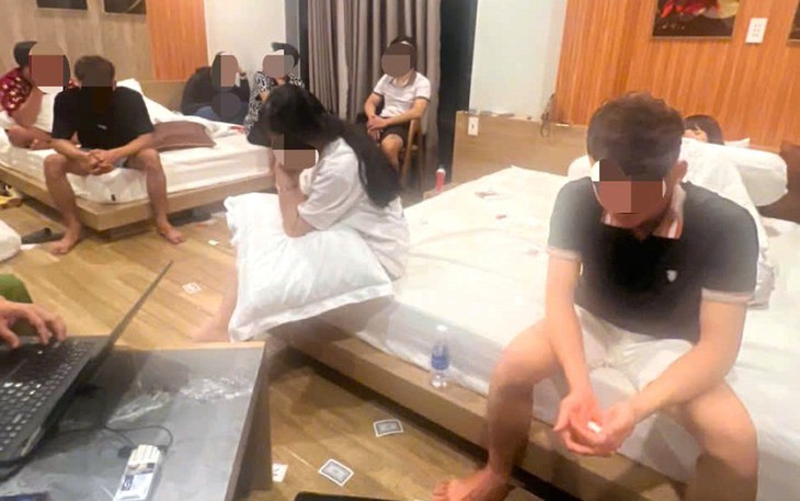 Làm giả giấy khám sức khỏe, 2 người bị khởi tố- Ảnh 3.