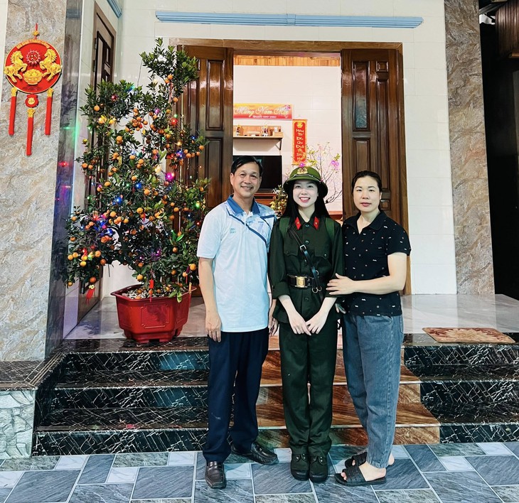 Nữ cử nhân đại học tình nguyện viết đơn tham gia nghĩa vụ- Ảnh 2. Nữ cử nhân đại học tình nguyện viết đơn tham gia nghĩa vụ- Ảnh 2.
