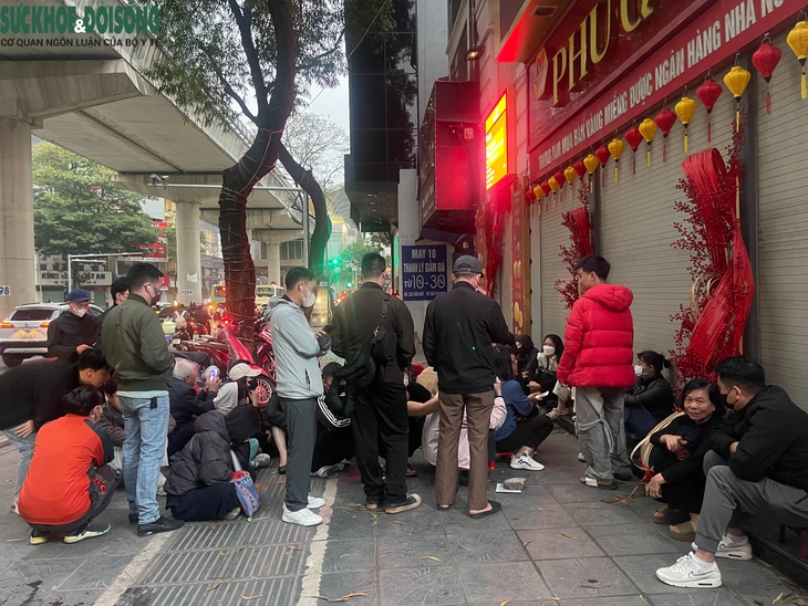 Mùng 8 Tết, sinh viên Hà Nội dậy sớm xếp hàng mua vàng- Ảnh 6.