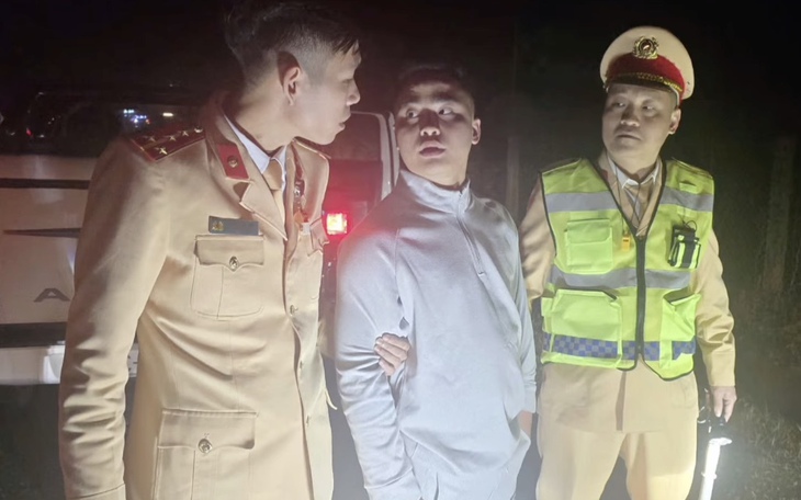 Khởi tố đối tượng điều khiển xe tông rào chắn của lực lượng làm nhiệm vụ- Ảnh 2.
