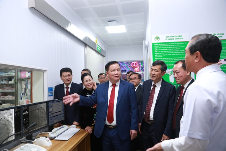 Bí thư Tỉnh ủy Nghệ An: Phát triển y tế kỹ thuật cao, lấy người bệnh làm trung tâm- Ảnh 8. Bí thư Tỉnh ủy Nghệ An: Phát triển y tế kỹ thuật cao, lấy người bệnh làm trung tâm- Ảnh 8.