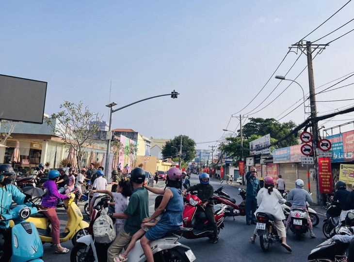 TP Hồ Chí Minh: Cháy lớn cửa hàng nội thất, hơn 2.800 khách hàng mất điện- Ảnh 2.