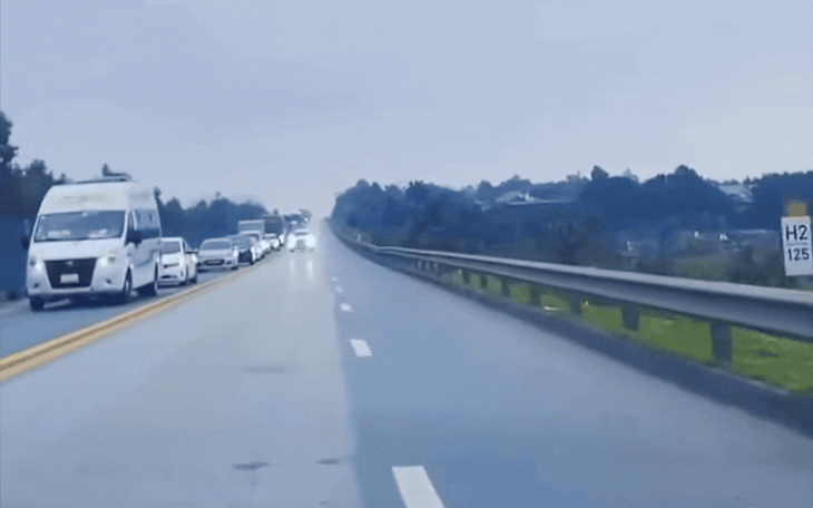 Nữ tài xế nháy đèn loạn, đi ngược chiều vượt hàng dài xe trên cao tốc khai gì với Công an?- Ảnh 2.