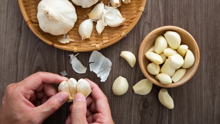Điều gì xảy ra với cơ thể nếu thường xuyên ăn tỏi sống?- Ảnh 1.