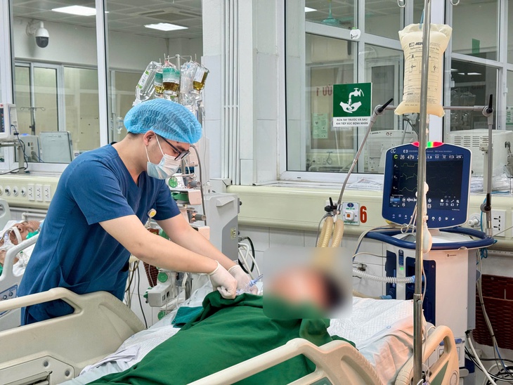 'Mở mắt là uống rượu', người đàn ông nôn ra cả lít máu- Ảnh 2.