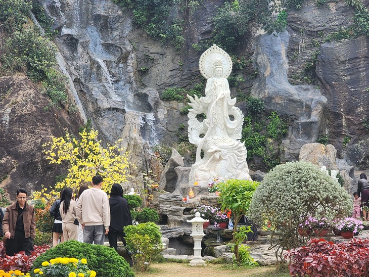 Xin lộc đầu năm ở ngôi chùa nơi tiếng chuông hòa cùng sóng biển- Ảnh 7.