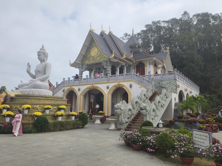 Xin lộc đầu năm ở ngôi chùa nơi tiếng chuông hòa cùng sóng biển- Ảnh 5.